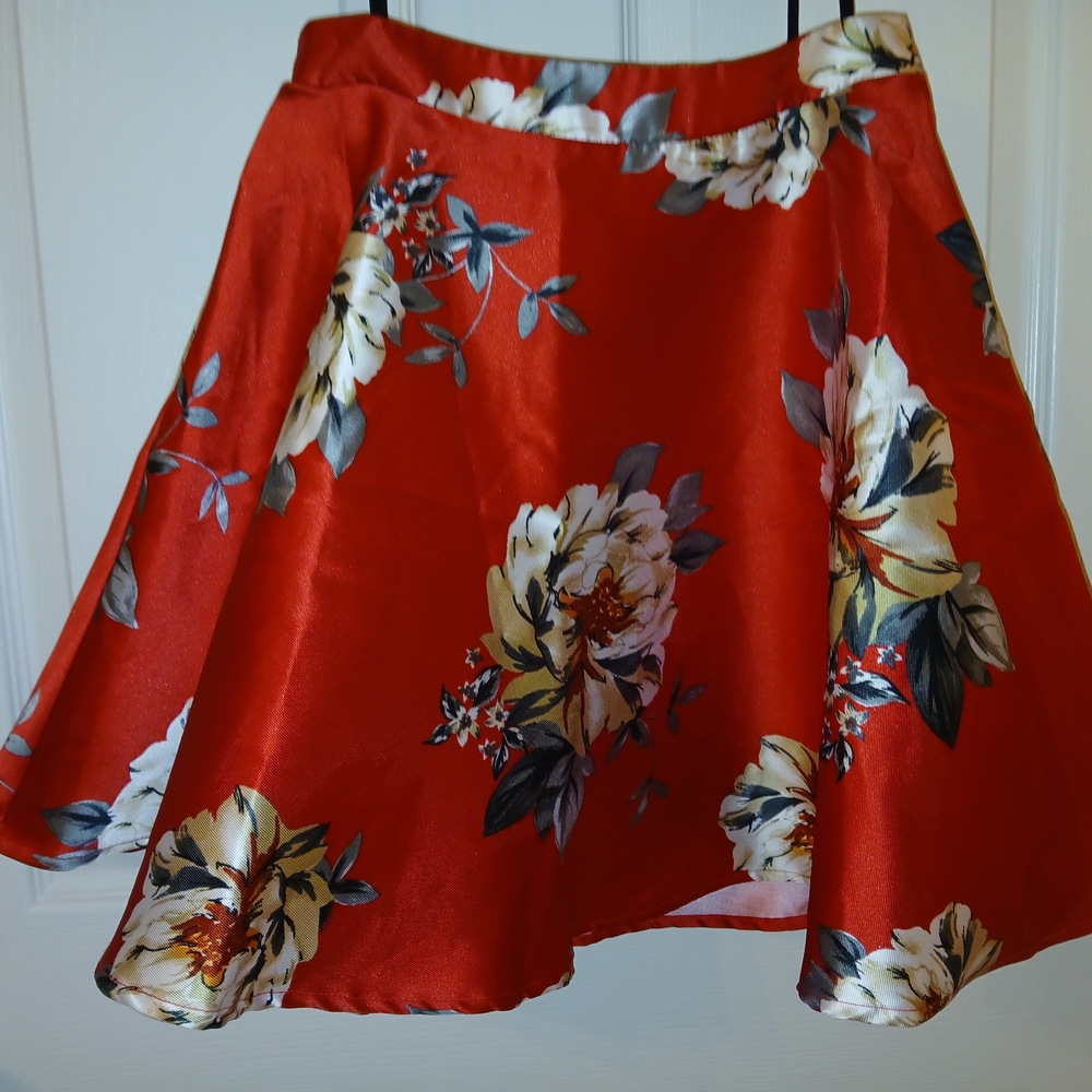 NWOT! BEAUTIFUL City Studio Scarlet Floral Skater Skirt Size 1
